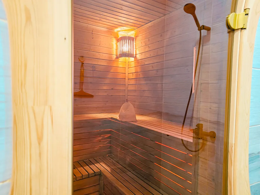 Просторный дом с баней и настольным теннисом в городе