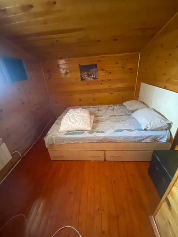 Уютный домик на берегу реки