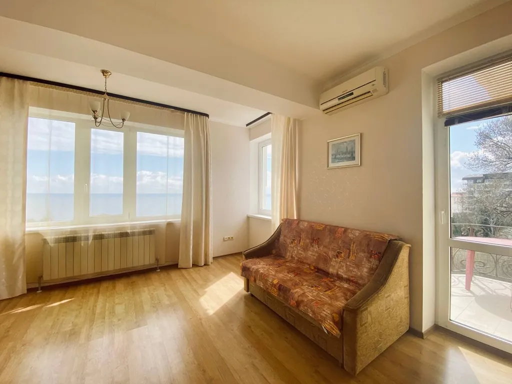 Комнаты с видом на море и горы