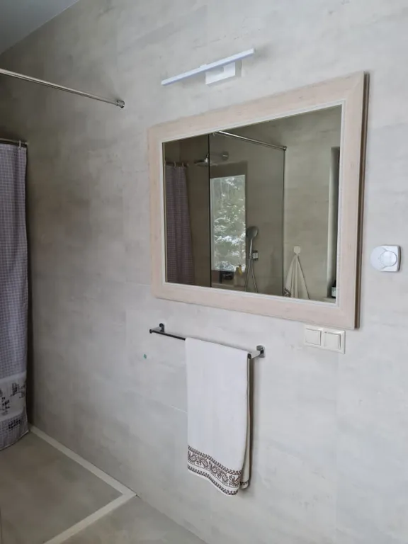 Дом и баня между озером и лесом