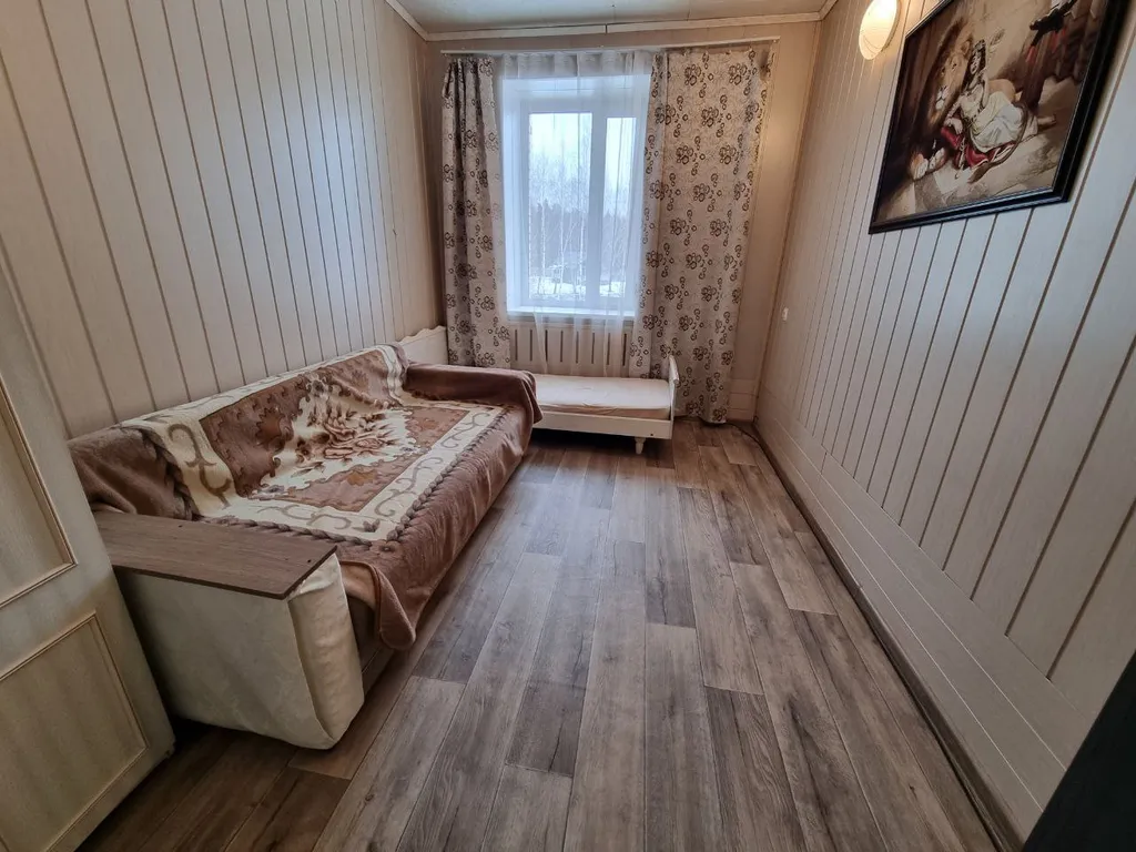 Коттедж у пруда в окружении леса