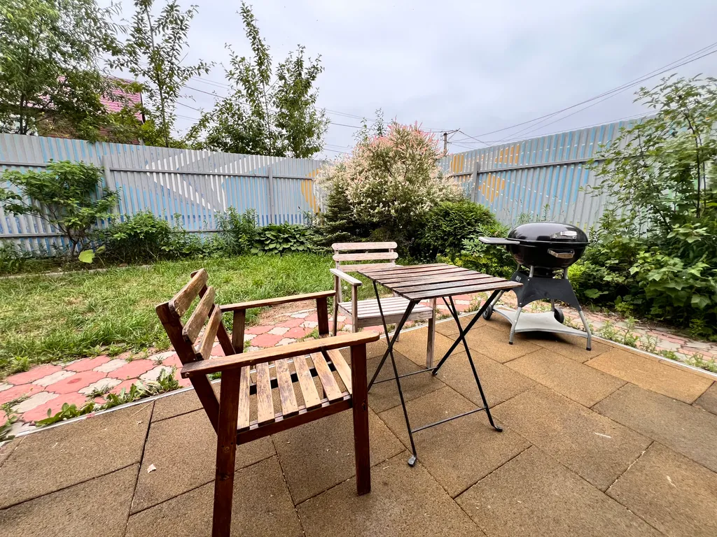 Евротрешка в таунхаусе с лужайкой и зоной барбекю