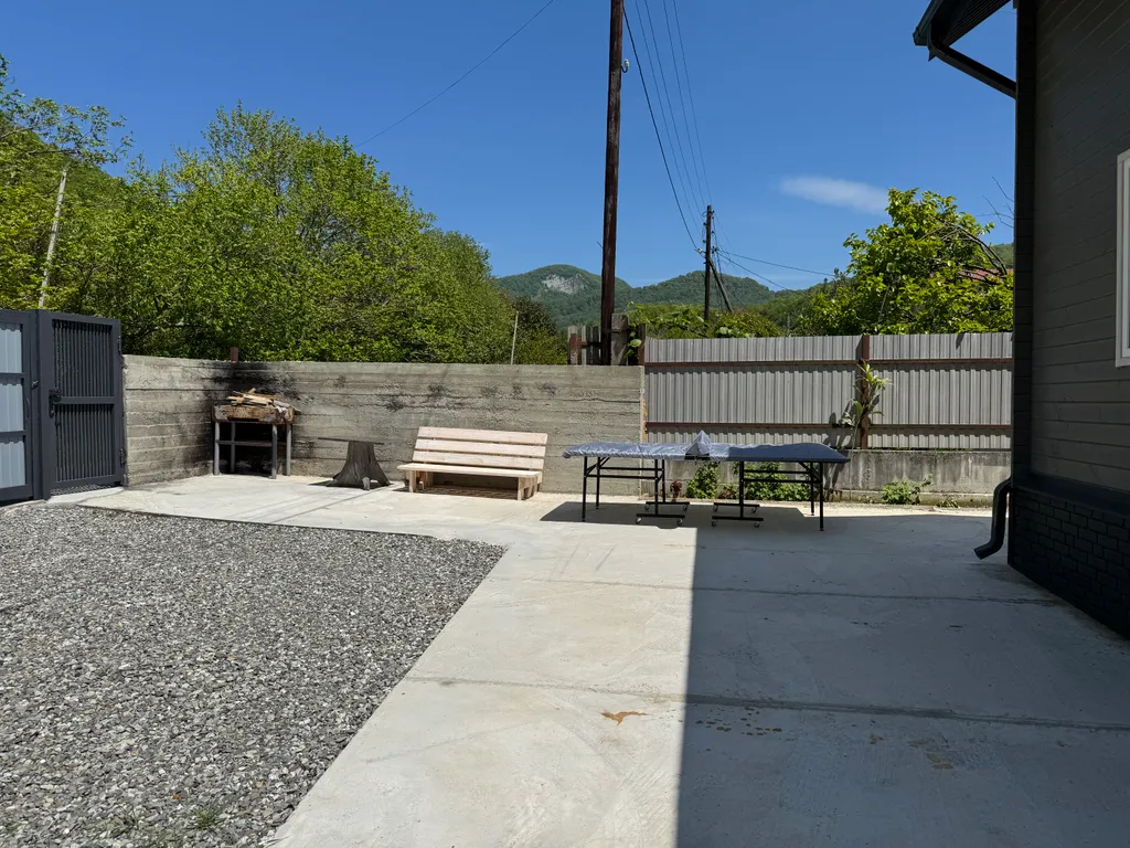 Уютный дом у реки