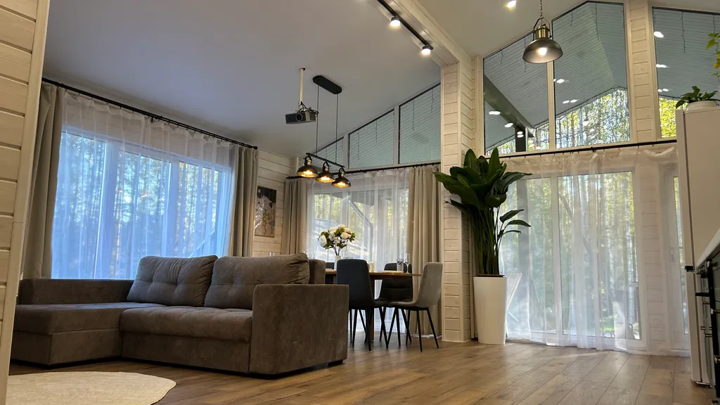 Загородный дом с большой террасой, кострищем и лесом