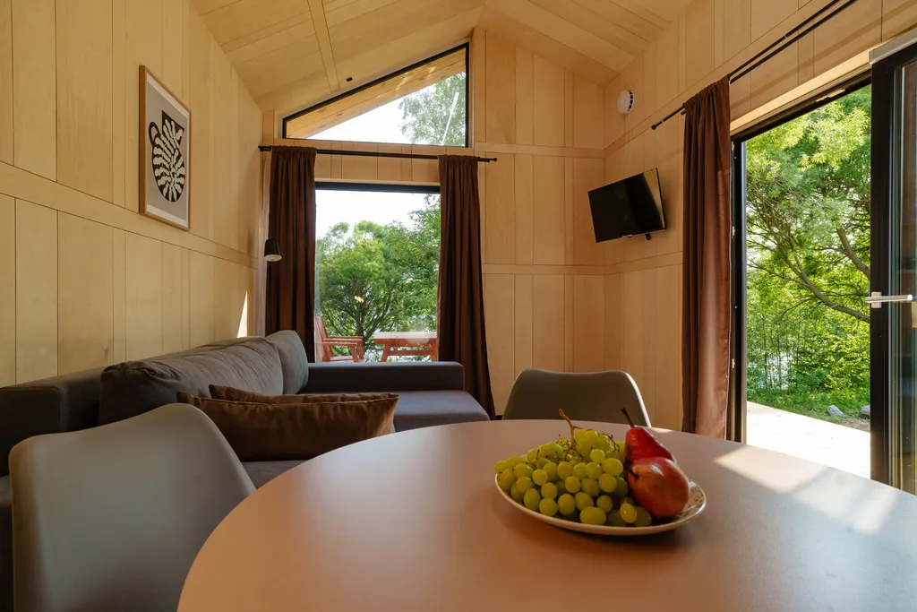 Коттедж Четырёхместный барнхаус на берегу озера — Плодовое