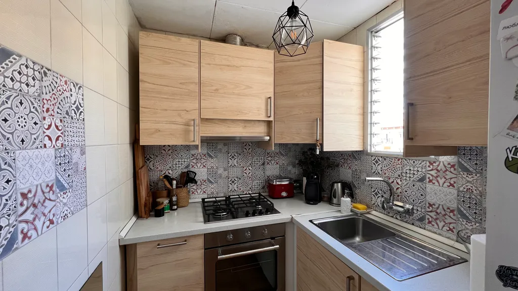 Уютная комната с балконом в центре