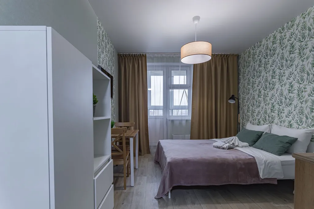 Уютная студия с качелью, у озера