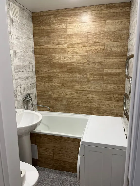 Уютный зелёный двор, окна на 2 стороны