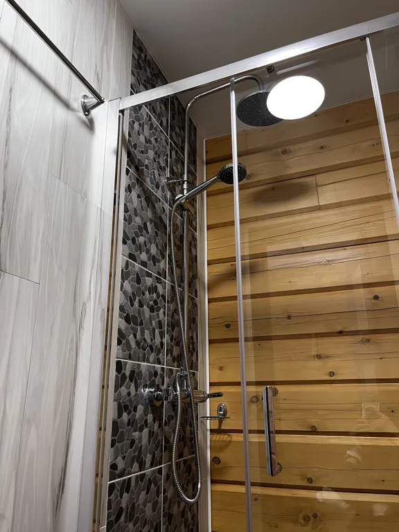 Усадьба в лесу с видом на горы