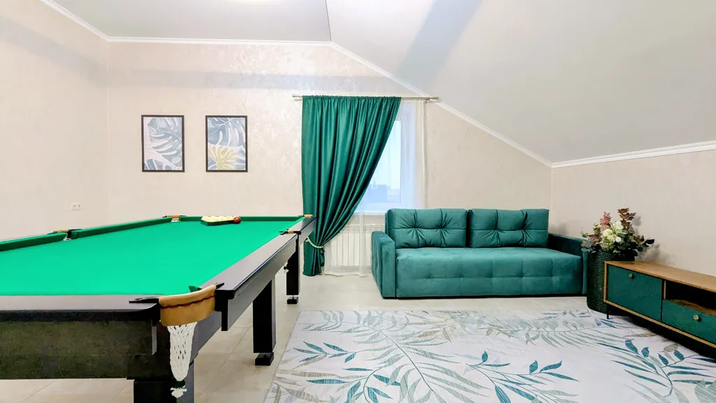 Дом с бассейном, сауной и бильярдом