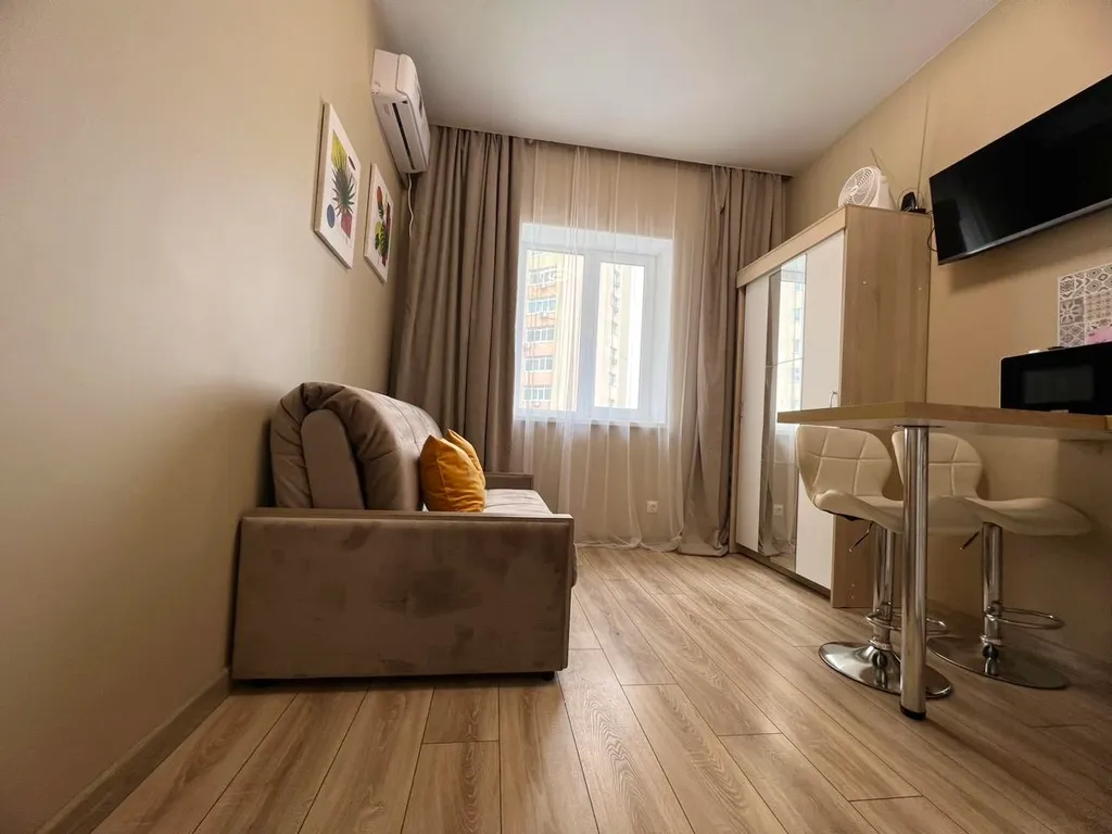 Студия после дизайнерского ремонта с видом на море