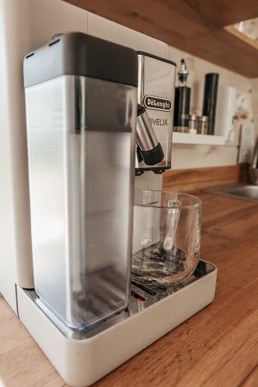 Треугольный дом в лесу Gray