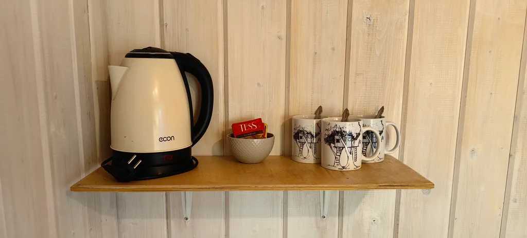 Коттедж Дом на дереве с окном на полу — Веськово