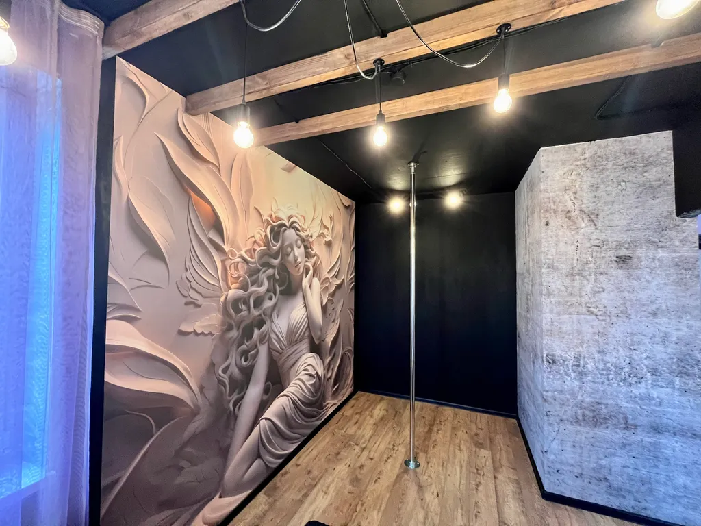 Стильная квартира с пилоном