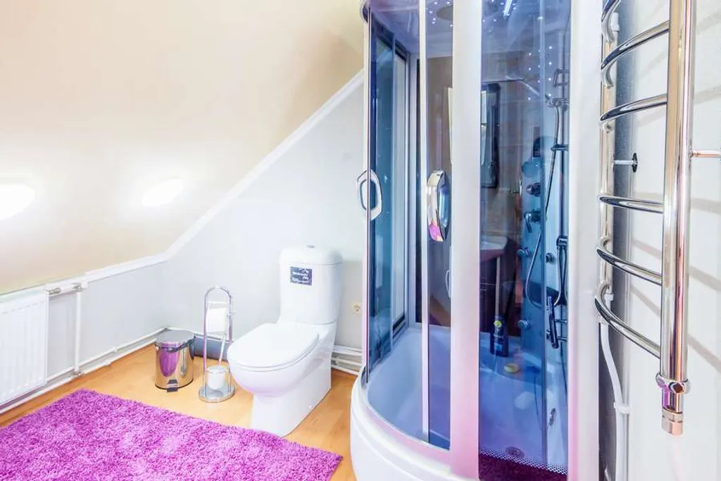 Дом с видом на сад и озеро