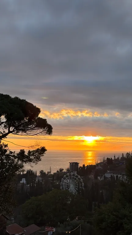 Комната под ключ , на территории монастыря , вид на весь город и закат