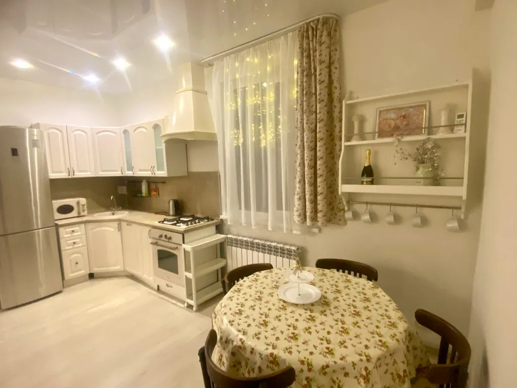 Дом с камином и видом на зимний лес