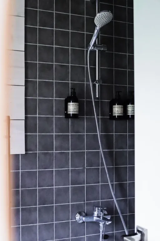 Черный дом на берегу водохранилища