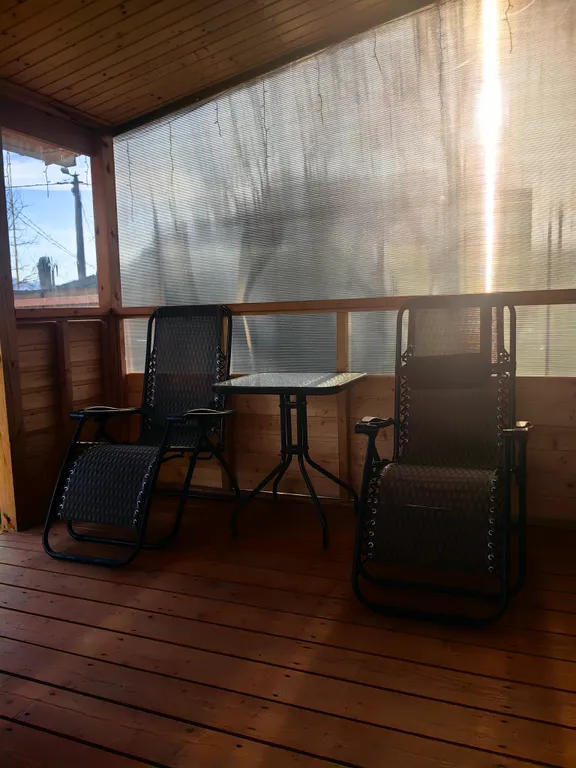 Уютный деревянный домик с видом на реку