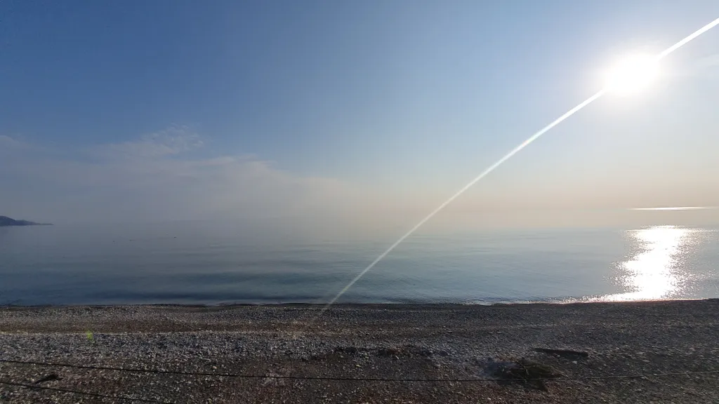 Эллинг на берегу и видом на моря