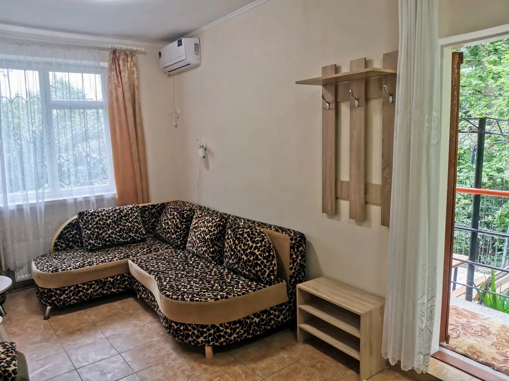 Двухэтажный котедж на берегу горного ручья