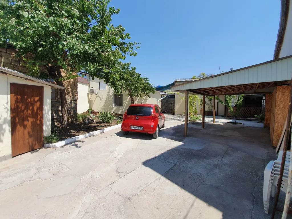 Дом со своим большим двором