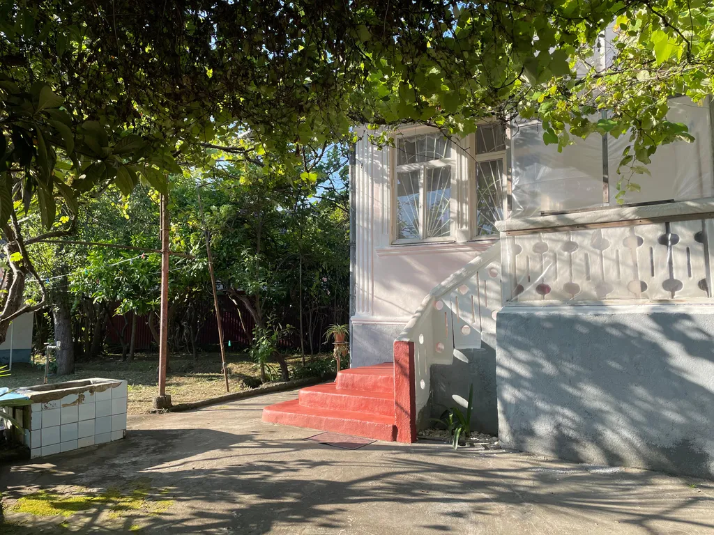 Коттедж 2-комнатный уютный дом с большим зеленым двором — Сухум