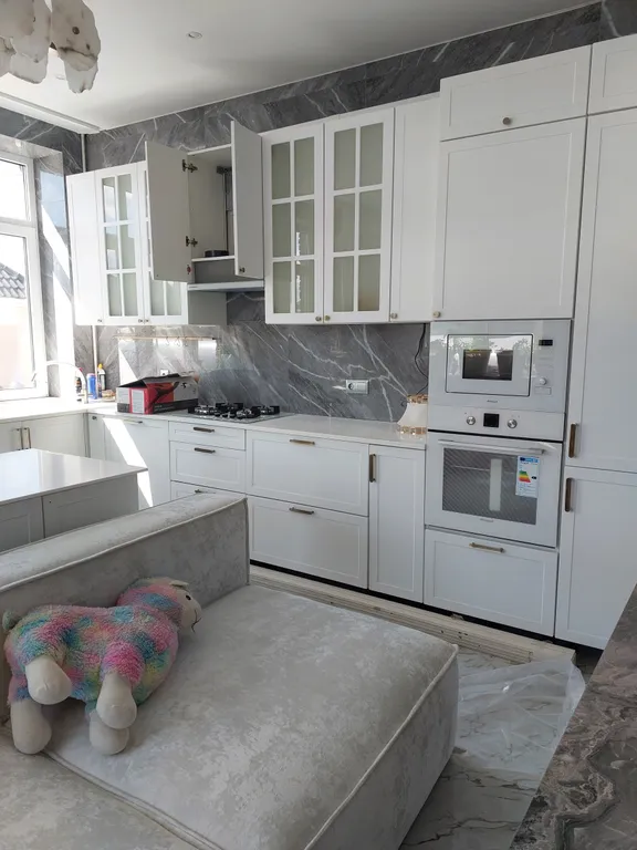 Резиденция в деревне в окружении леса