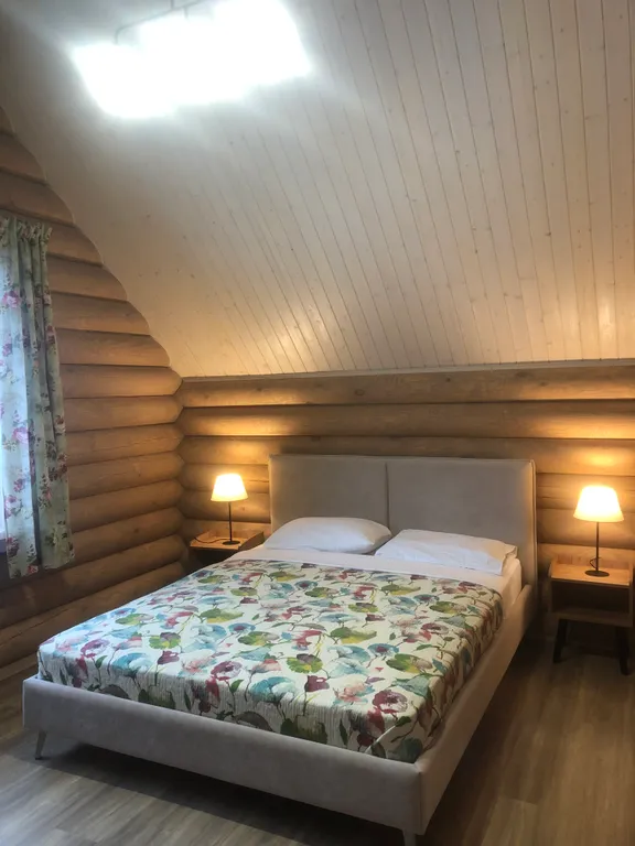 Дом у озера с теннисным столом