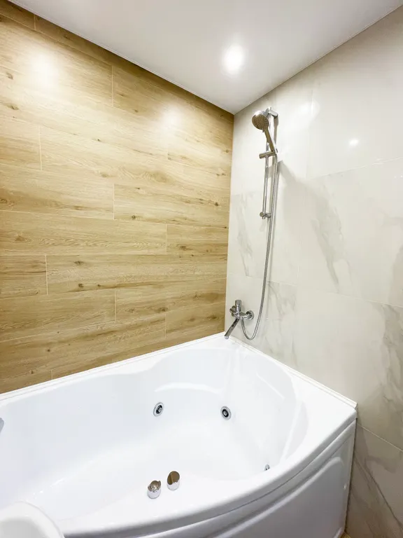 Новая квартира в центре на набережной Иртыша с гидромассажной ванной