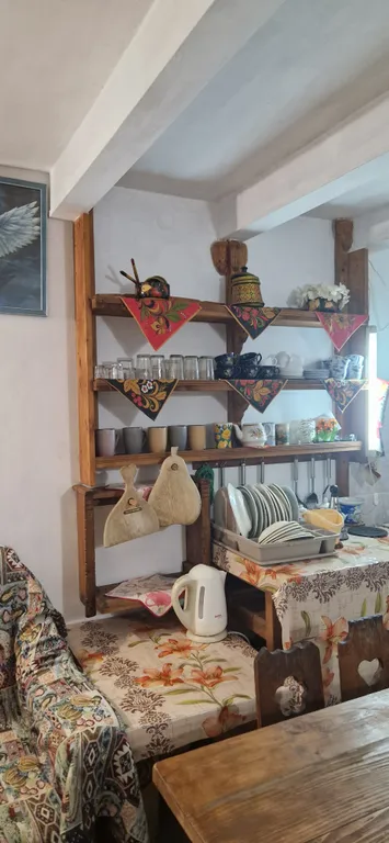 Двухэтажный дом с уютным двориком в окружении зелени