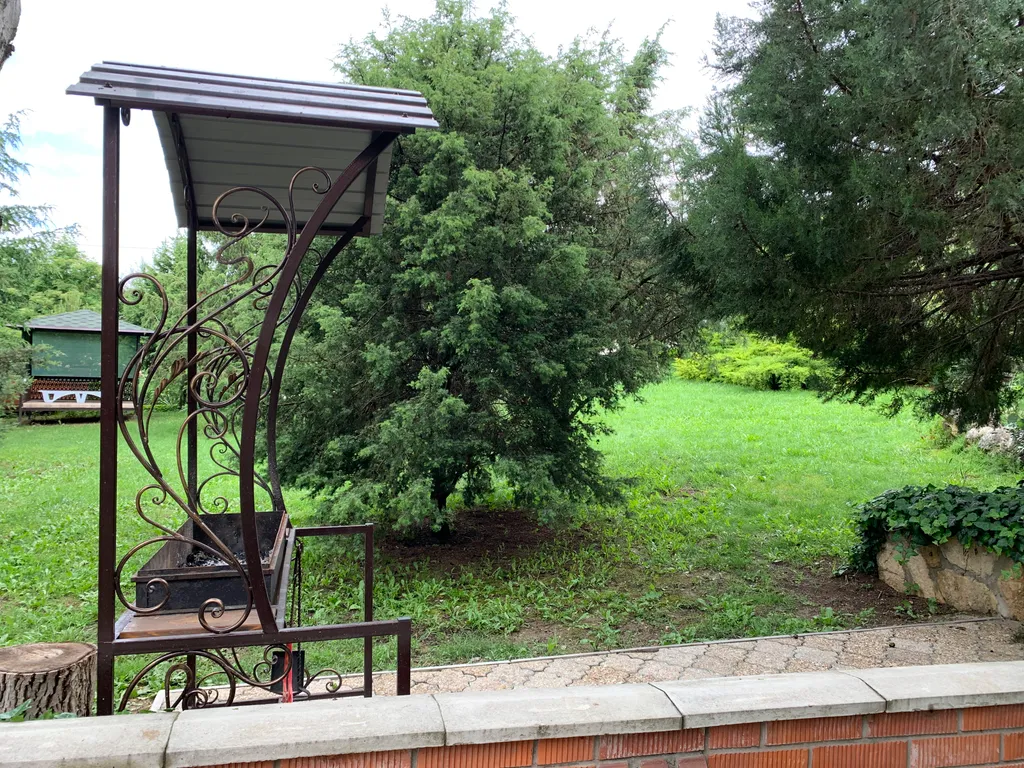 Коттедж Добротный кирпичный дом со своим двором в усадьбе Можжевеловый дворик — Айвовое