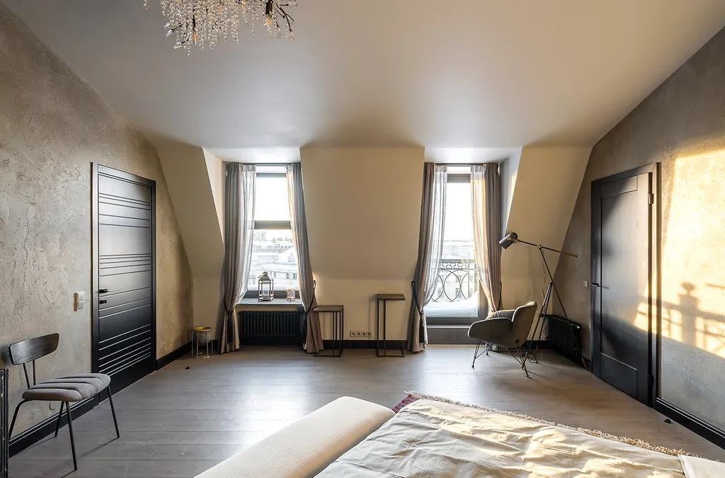 Потрясающая Mанcаpдa c тpемя бaлконaми и видом нa Фoнтанку