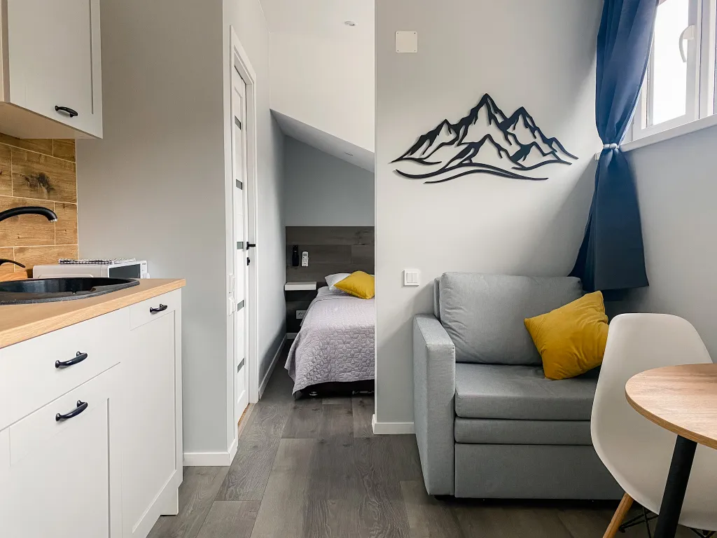 Студия с видом на озеро и горы