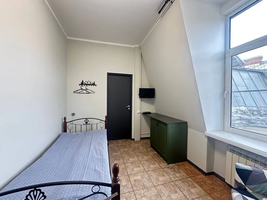 Бюджетная комната для 3 человек, вид на крыши, самый центр