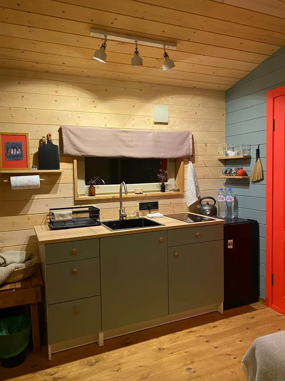 Дом на краю леса с видом на горы