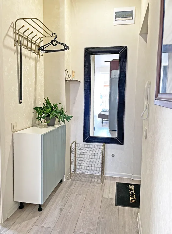 Угловая студия с цветами на берегу моря