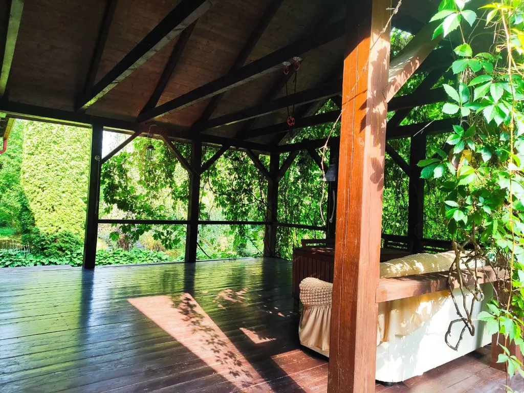 Уединённый хутор в лесу у реки с баней и камином