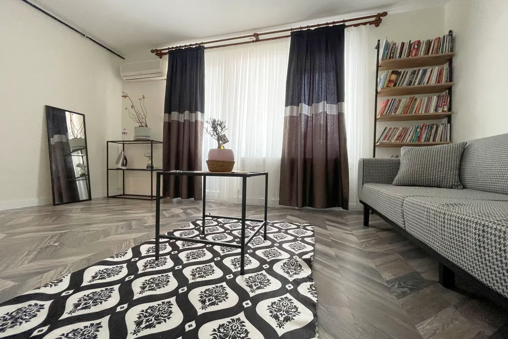 Balcony 2br and 2bath apt 8 min to metro