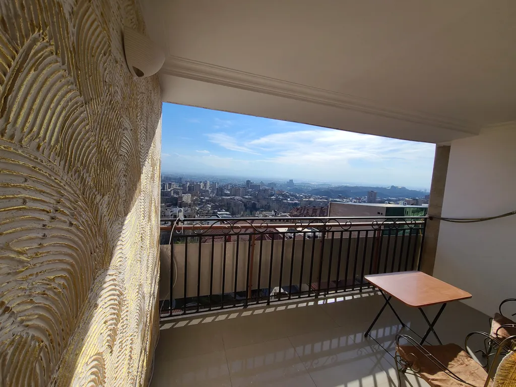 Квартира с балконом и панорамным видом на город и гору Арарат