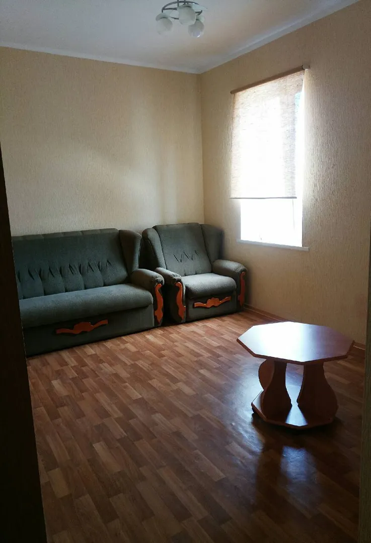 Комната с диваном и креслом