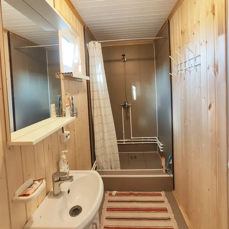 Коттедж Дом с террасой прямо на берегу реки — Торфяное