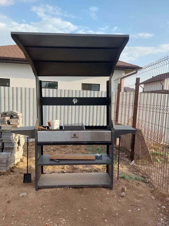 Домик в деревне в окружении леса