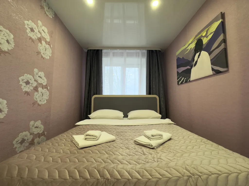 Двухкомнатная студия с красным диваном в центре города