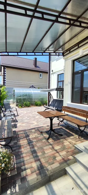 Дом с бассейном в тихом месте, недалеко от моря