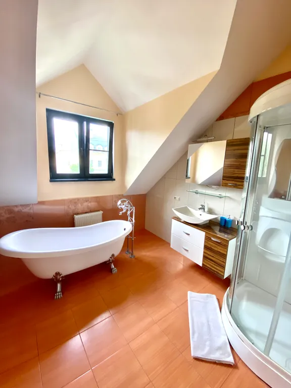 Вилла с квадратным бассейном