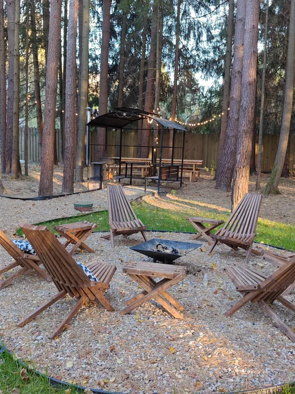 Стильный Барнхаус со вторым светом с видом на сосновый лес