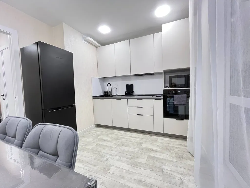 Теплая светлая квартира для 4 гостей в современном ЖК