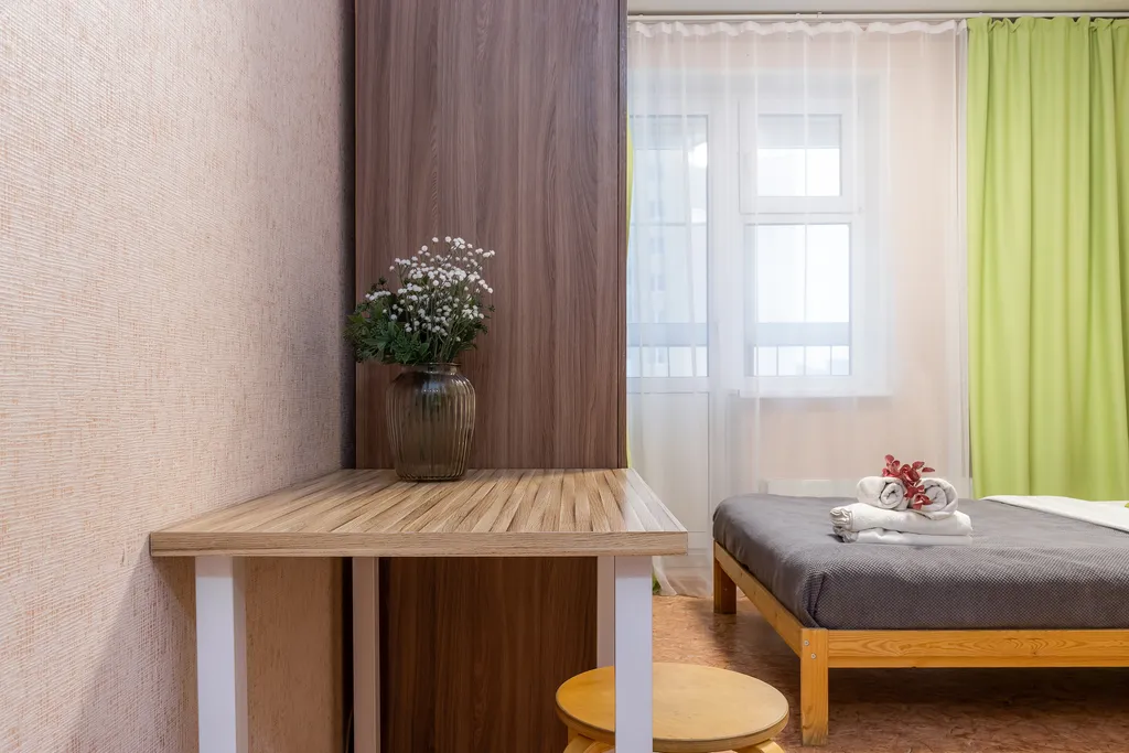 Яркая студия у озера