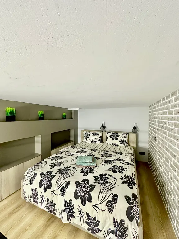 Двухуровневая студия с дизайнерским ремонтом в стиле лофт